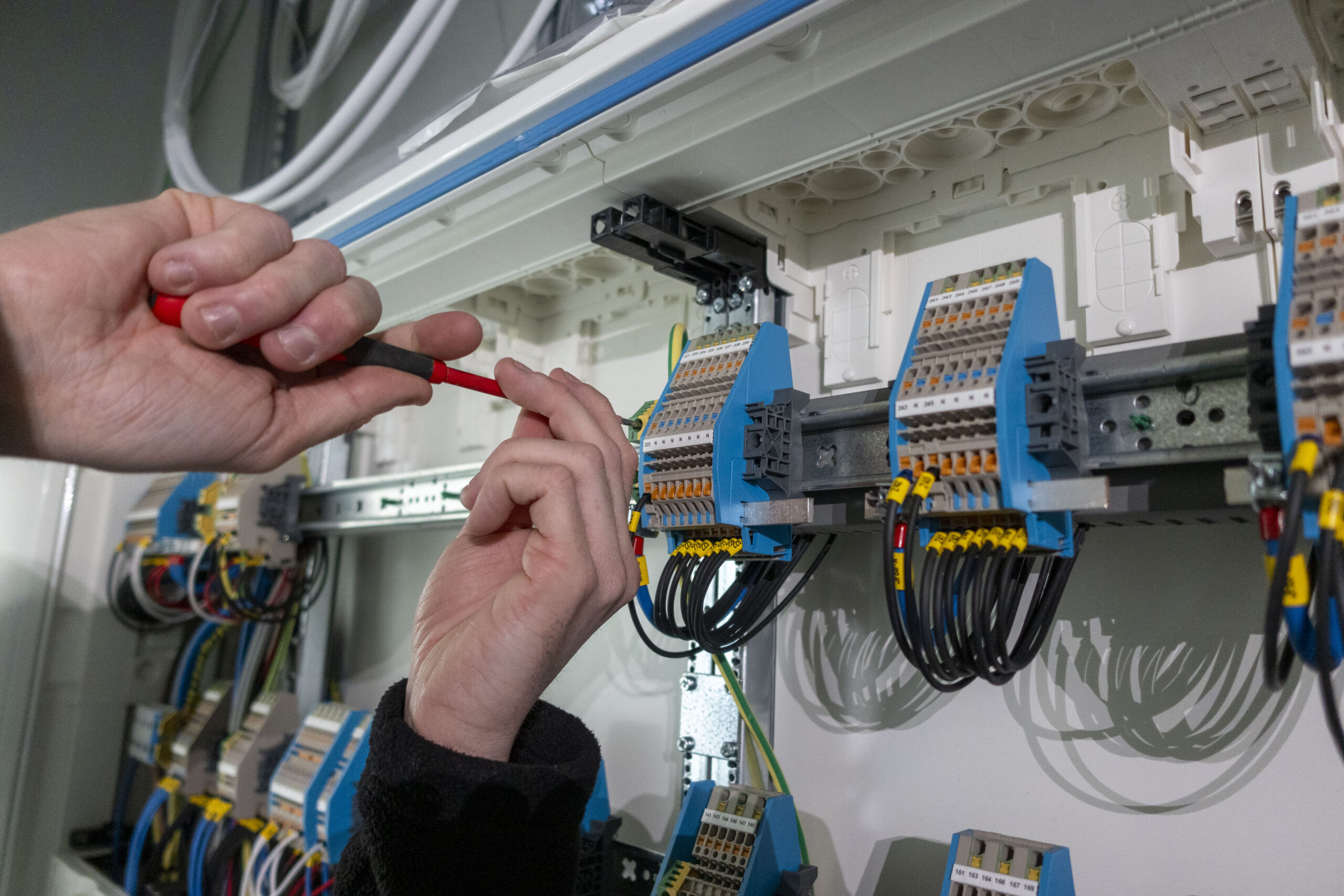 Som installationsföretag erbjuder vi alla de tjänster som branschen kräver: datatjänster, belysning, styr- och reglerinstallationer. 